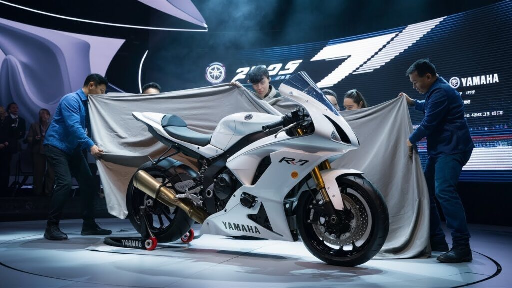 2025 Yamaha R7 Mileage and Features
